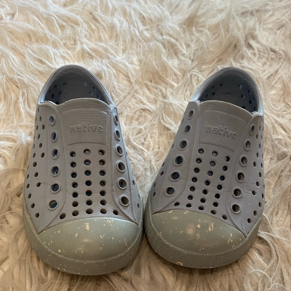 Native Jefferson sky blue toddler shoe. Size C6